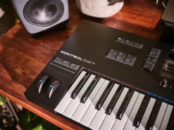 Native Instruments Keyboard Controller Kontrol S49 – MK3